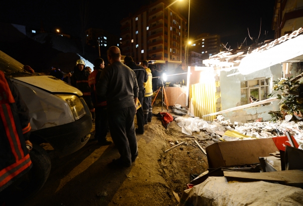 Ankarada Minibüs Gecekonduya Girdi 1 Ölü