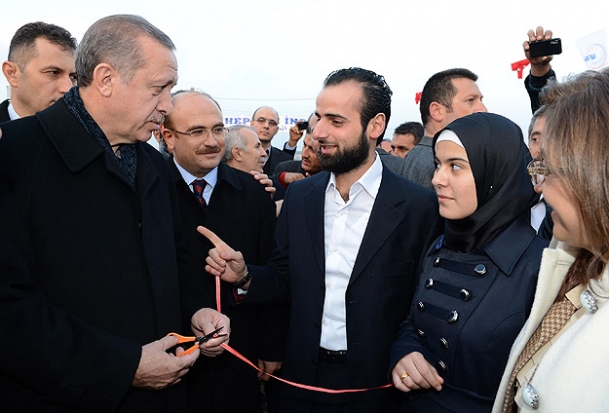 Erdoğan Suriyeli çiftin Nişan Yüzüklerini Taktı