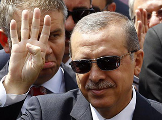 Erdoğandan Rabia İşaretiyle Selam