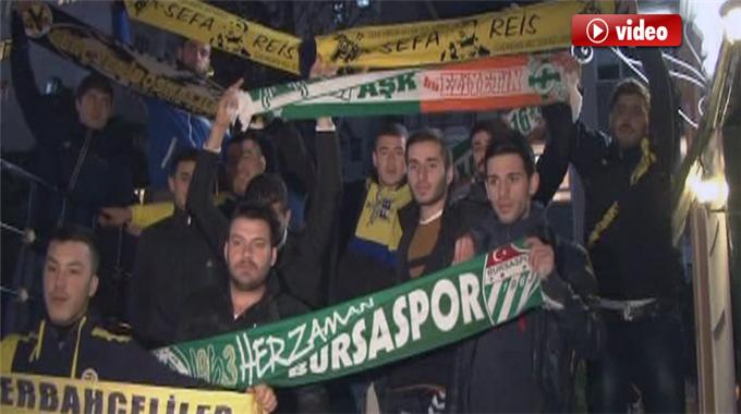 Fenerbahçe Ve Bursaspor Taraftarlarının Gül Dağıtması İzle