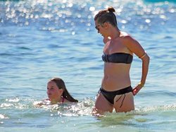 Kate Moss Bikinili Pozlarıyla Nefes Kesti
