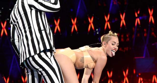 Miley Cyrustan Utandıran Dans